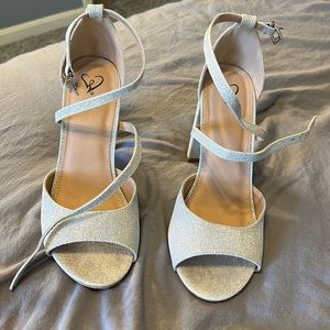 Silver sparkly highheels, SIZE 8
